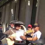 Un grupo de mariachis a las puertas de Ferraz