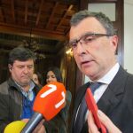 El alcalde de Murcia, José Ballesta, ayer ante los medios