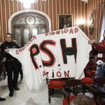 Miembros de la corrala, protestando durante un Pleno del Ayuntamiento de Sevilla