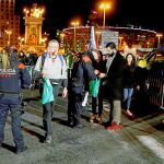 Los patinetes eléctricos y las bicicletas ya no podrán circular por las aceras en Barcelona, a excepción de los niños menores de 12 años y entre las 22.00 horas y las 07.00 horas. EFE/Toni Albir