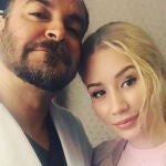 Iggy Azalea da las gracias a su cirujano por sus 'pechos respingones'