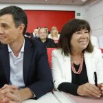 El secretario general del PSOE, Pedro Sánchez (i), y la presidenta, Micaela Navarro (d), en la reunión del Comité Federal del PSOE, hoy en la sede de Ferraz. EFE/Jesús G. Feria