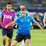 Marcos Llorente golpea a una pelota en una sesión de preparación en Abu Dabi. Detrás, Casemiro