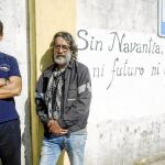 José Manuel Pinto Barroso, del comité de empresa de Navantia, y Enrique Martínez, con 42 años de antigüedad, posan en la entrada del astillero gaditano. Foto: Manuel Olmedo