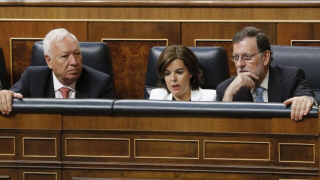 El presidente del Gobierno en funciones, Mariano Rajoy (d), la vicepresidenta, Soraya S&aacute;enz de Santamar&iacute;a (c), y el ministro de Exteriores, Jos&eacute; Manuel Garc&iacute;a-Margallo, durante la sesi&oacute;n constitutiva de las Cortes Generales