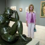 La baronesa Carmen Thyssen posa con la obra ““Meditarráneo”” de Aristide Maillol