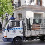 Barricas de 100 kilos de peso, cristaleras sin amarres y camiones sin medidas de sujección: así tienen que trabajar los auxiliares de Policía