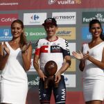 El ciclista suizo del equipo IAM, Mathias Frank, en el podium tras proclamarse el vencedor de la décimoséptima etapa de la Vuelta Ciclista a España