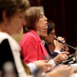 La presidenta del Parlament, Carme Forcadell (c).