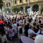 Protesta de médicos frente a la sede del Servicio Andaluz de Salud (SAS) en Sevilla