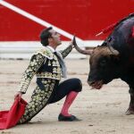 El diestro David Fandila 'El Fandi' hace un desplante a su segundo toro