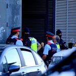 Los Mossos en una de las viviendas registradas en Villafranca del Penedés