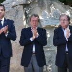 El presidente Herrera y el vicepresidente De Santiago-Juárez aplauden tras el minuto de silencio