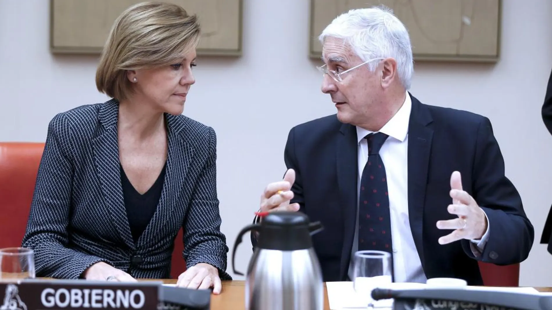 La ministra de Defensa, María Dolores de Cospedal, conversa con el presidente de la Comisión de Defensa del Congreso, José María Barreda (d).