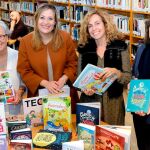 Al acto han asistido la delegada de Igualdad, Juventud y Relaciones con la Comunidad Universitaria y del Distrito Norte, Myriam Díaz; la directora de Cultura del Ayuntamiento de Sevilla, Isabel Ojeda; la responsable del Departamento de Bibliotecas de la Fundación José Manuel Lara, María del Carmen González; y la directora de Comunicación y Actividades Culturales de la Fundación José Manuel Lara, Carmen Carballo / Foto: Manuel Olmedo
