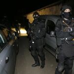 Agentes de la gendarmería francesa durante la operación en Louhossoa