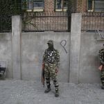 Soldados paramilitares indios patrullan por una de las calles de Srinagar, en la India, hoy, 29 de septiembre de 2016.