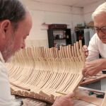 Poco a poco, Miguel Godoy (izda.) y Francisco Fernández van dando forma al armazón de «Nuestra Señora de las Mercedes» en su taller.