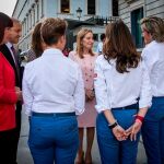 Ana Pastor recibiendo a Gemma, Noelia, Lorena, Begoña y Cecilia.