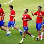 Diego Costa bromea con Thiago y Silva durante un entrenamiento