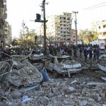Varias personas acuden al lugar donde se ha producido una explosión en Diyarbakir (Turquía)