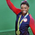 Simone Biles, con la medalla de oro colgada al cuello
