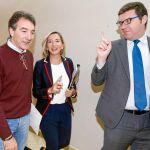 Alicia García, Ángel Hernández (CCOO) y David Esteban (Cecale), tras la reunión del Diálogo Social