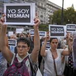 Miles de personas en la Plaza de Mayo de Buenos Aires protestan por la muerte del fiscal en 2015