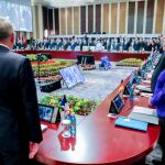 La canciller alemana Ángela Merkel, quien asiste junto al ministro de Relaciones Exteriores francés, Jean-Marc Ayrault, a una reunión de la Cumbre (ASEM) Asia-Europa en Ulan Bator (Mongolia) guardan un minuto de silencio por las víctimas de Niza