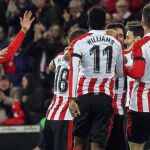 Los jugadores del Athletic de Bilbao Iñaki Williams (c), y el francés Aymeric Laporte (d), celebran su primer gol, conseguido por Xavier Etxeita ante el Alavés