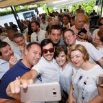 La candidata a la presidencia del PP Soraya Sáenz de Santamaría posa con varios simpatizantes durante un acto con militantes del partido ayer en Alicante, donde estuvo acompañada por Pepe Císcar. Manuel Lorenzo