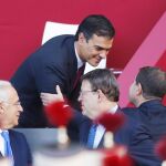 Celebración del 12 de octubre del año pasado. En la imagen, Pedro Sánchez saluda a Emiliano García Page. Foto: Jesús G. Feria