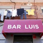 Los asiduos al bar Luis aseguran que no era un garito conflictivo, pero es el único que está abierto hasta las 3:00 y por eso se junta gente del barrio de todo tipo