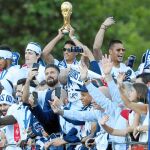 Los jugadores franceses fueron homenajeados ayer en París. La gente salió a la calle para estar junto a sus ídolos y para vitorear a Deschamps
