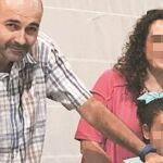 José Alberto, con camisa de cuadros, junto a su mujer Raquel (de rosa) y los pequeños Marina y Alejandro en un acto benéfico