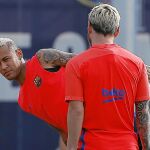 Neymar, ayer con Messi. Ambos pueden estar hoy contra el Alavés