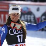 La italiana Sofia Goggia celebra su victoria en la estación sueca de Aare