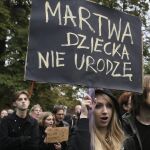 Una mujer sostiene un cartel en el que se lee "No daré a luz si estoy muerta"("I won't give birth if I'm dead) durante una protesta contra los planes del gobierno de introducir una nueva ley del aborto.