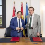 El vicepresidente José Antonio de Santiago-Juárez junto a Andrés Blanco