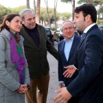 La ministra de Industria, Reyes Maroto, conversa con el alcalde de Tordesillas, José Antonio González Poncela, antes de mantener un encuentro con empresarios