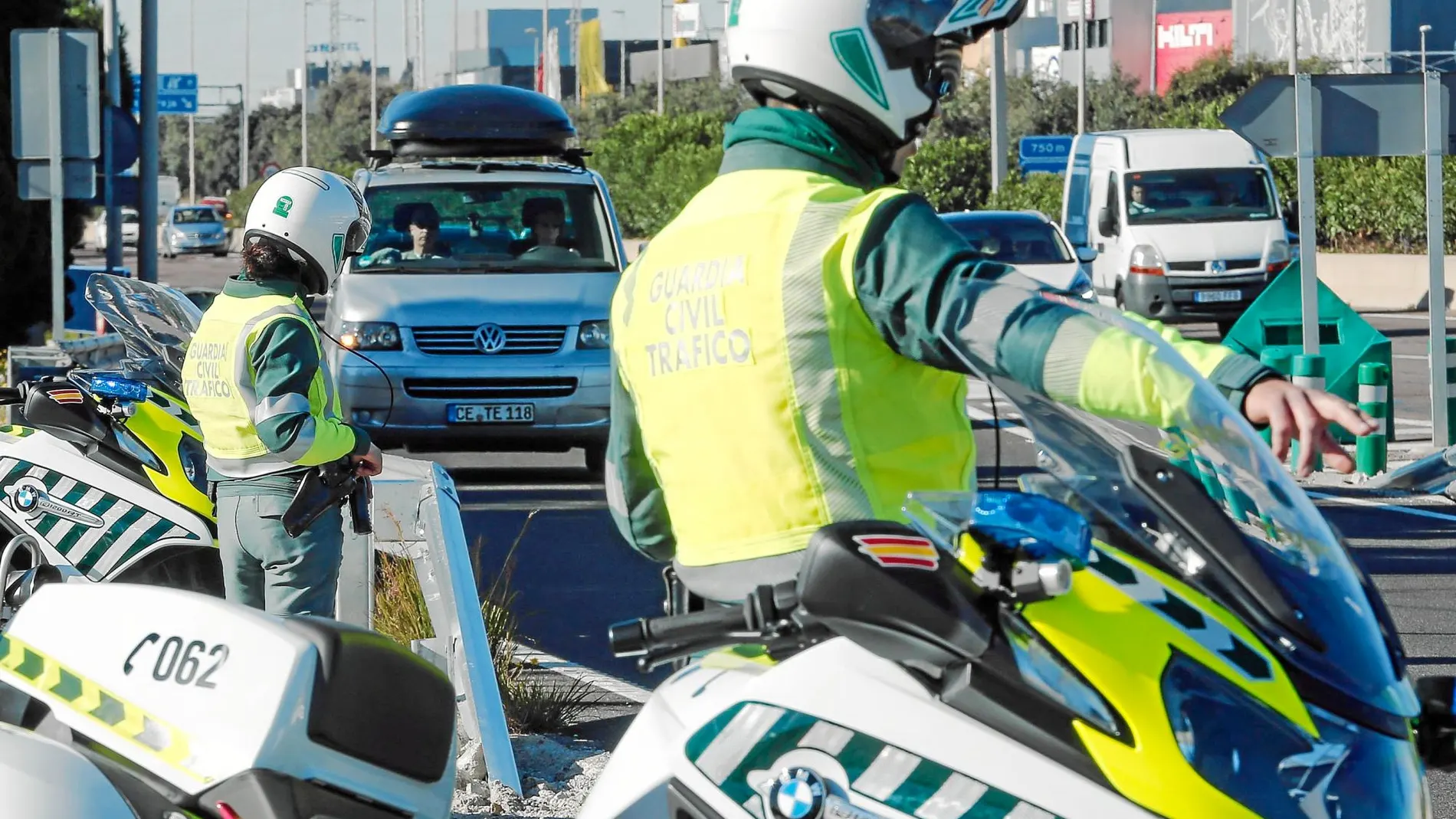 Habrá más agentes de Tráfico que «velarán» para que las futuras medidas de la DGT se cumplan / Efe