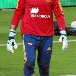 GRA441. GIJÓN, 21/03/2013.- Los porteros de la selección española de fútbol José Manuel Reina (i), Víctor Valdés (c), David De Gea (d) durante el entrenamiento que han llevado a cabo hoy en el estadio El Molinón, para preparar el partido de clasificación para la Copa del Mundo de Brasil 2014 que el combinado nacional disputará mañana frente a Finlandia. EFE/José Luis Cereijido.