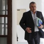 El consejero de Empleo, Javier Carnero, el jueves en el Parlamento andaluz