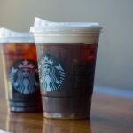 Dos vasos de Starbucks con la nueva tapa reciclable / Efe