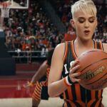 Fotograma del videoclip de Swish Swish.