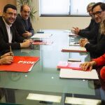 Elena Valenciano, Mario Jiménez y Francisco Fuentes, Antonio Balmón, Salvador Illa y Meritxell Batet, al inicio de la reunión