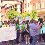La Plataforma Andaluza de la Escuela Pública se concentró ayer en Málaga para evidenciar su rechazo contra los recortes de las plantillas de profesores de los centros públicos.