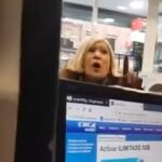 Momento en el que la señora amenaza al dependiente