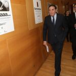 El consejero de Sanidad, Antonio María Sáez Aguado, pasa por algunas de los anuncios de la campaña de concienciación