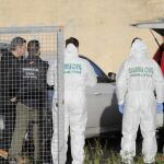 La unidad canina de la Guardia Civil y efectivos de criminalística son acompañados por la Unidad Central Operativa de Policía Judicial de la Guardia Civil (UCO), los abogados y representantes judiciales, al comienzo de la inspeccción ocular de la nave